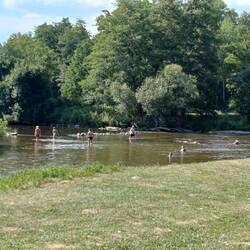 das Flusswasser ist nicht tief, aber angenehm kühl