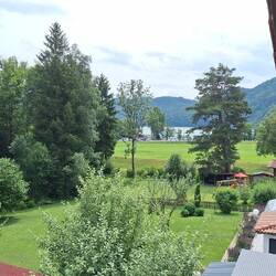 Blick von Balkon auf See