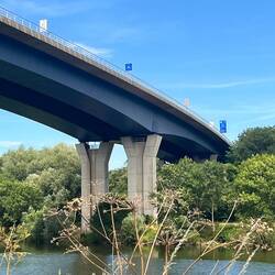Auf dem Weg zum Supermarkt: A8 bzw A13 über die Mosel bei Schengen