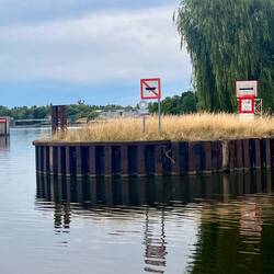 Schleusenbeschilderung, auch die Westenpflicht ist angezeigt, wenn auch klein und verbleicht