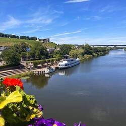 Auf dem Weg zum Bahnhof: Blick von der alten Moselbrücke auf die Solaris