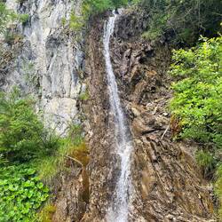 Kleiner Wasserfall am Weg