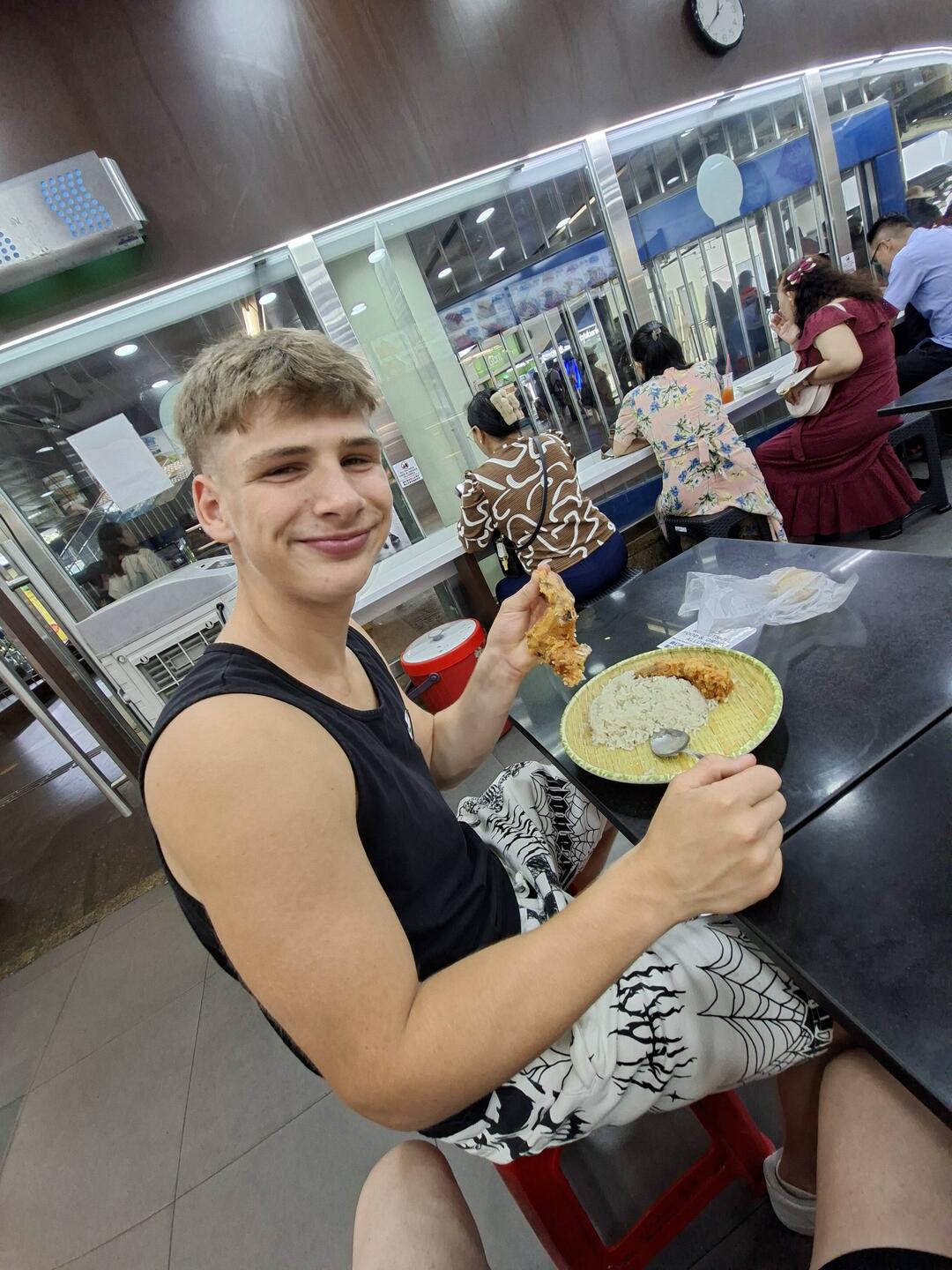 Josha wurde zum Essen eingeladen
