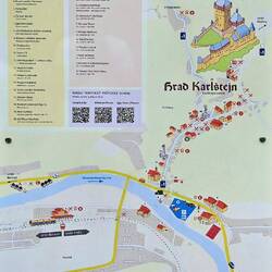 Vom Parkplatz am Fluss Beroun durch das kleine Städtchen bergan zur Burg...