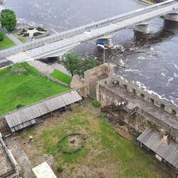 ... zur Brücke der Freundschaft über die Narva