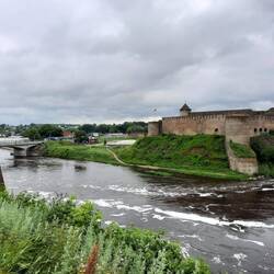 Die Narva ist sehr breit und reißend