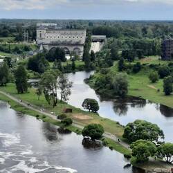Wasserwerk mit superstarkem Wasserfall, russisch, mit riesigem Stausee dahinter