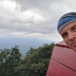 Ik zit op een reuzebank met uitzicht. Ik ril van het koude zweet