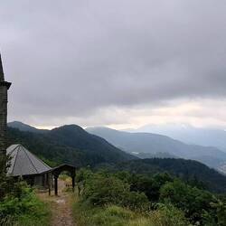 De luchten blijven zwaar en rommelen voortdurend