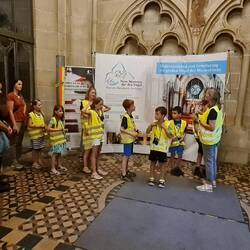 Die Kinder bekommen die Regeln für den Turmaufstieg erklärt