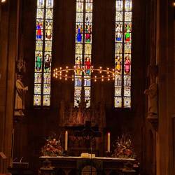 Altar und Buntglasfenster
