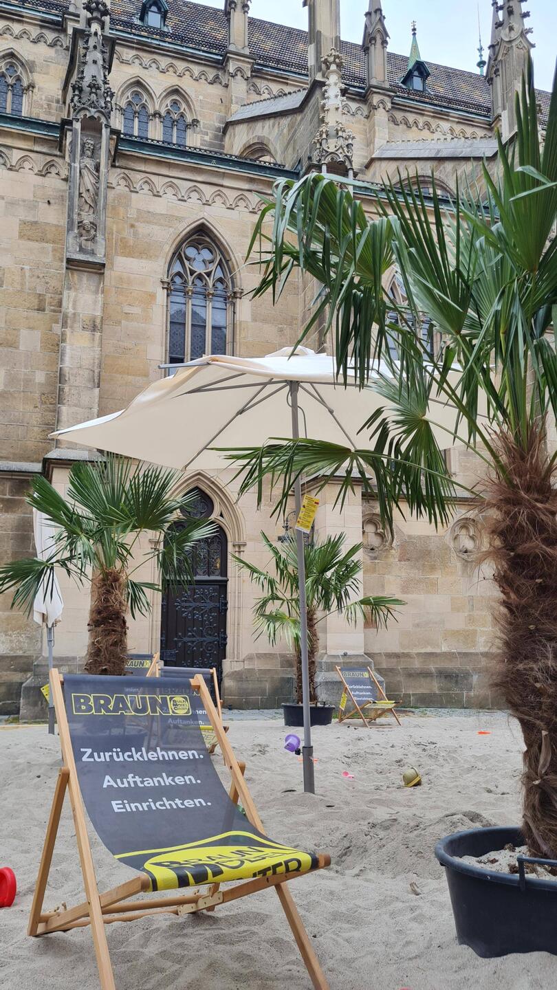 Vor der Kirche noch entspannen im Strandsessel