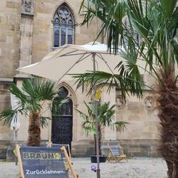 Vor der Kirche noch entspannen im Strandsessel