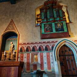 Links der kleine Altar und rechts oben eine kleine Orgel aus dem 19. Jh.