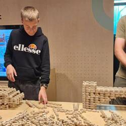 Die Jungs sind fleißig am bauen