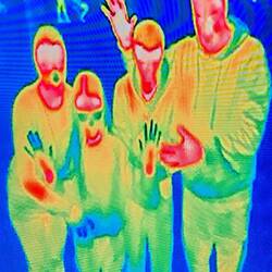 Wir vor der Wärmebildkamera