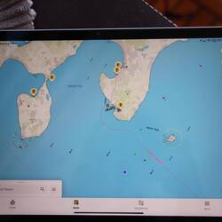 So sieht der Navigator uns. Unser Boot ist der blaue Punkt.