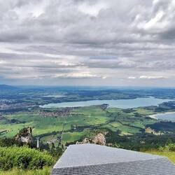 Schöner Blick von der Seilbahnstation (rechts gleich Absprungstelle Gleitschirm)