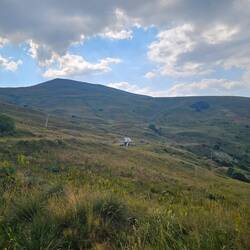 Im Winter fährt man hier Ski, Der Sessellift war sogar jetzt in Betrieb.