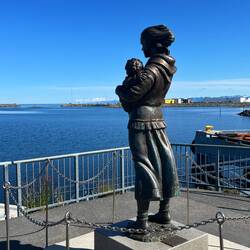 Die wartende Fischerfrau mit Kind ...