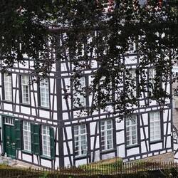 Über steile Stufen geht es runter nach Monschau.