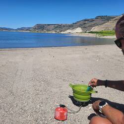 100 km flussaufwärts werden am See die letzten Vorräte verbraucht