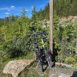 Zum Wanderstart mit unseren Bikes