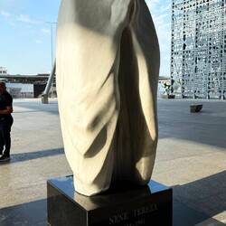 Escultura a la madre Teresa en aeropuerto de Tirana