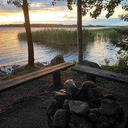 Der Campingplatz hat Feuerstellen