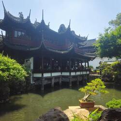 Pavillon au toit renversant tant il est courbe