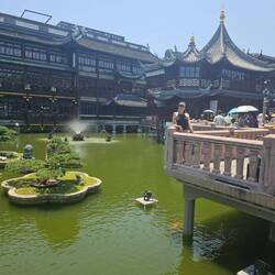 Pont zigzag de Jiuqu amenant au pavillon Huxin