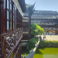 Depuis le pavillon Huxin, on peut admirer la finesse des boiseries sculptées
