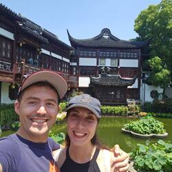 Étang avec ses lotus et ses carpes koï