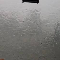 Es tröpfelt, wir sitzen im trockenen