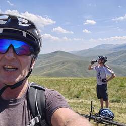 Wieder ganz hoch oben. Es ist sehr heiß, windig und wir freuen uns aufs Bier