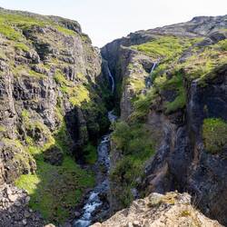 Hinten in der Schlucht kann man Glymurfoss schon erkennen