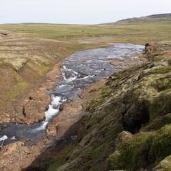 Und irgendwo dahinten geht's durch das kalte Wasser 🥶
