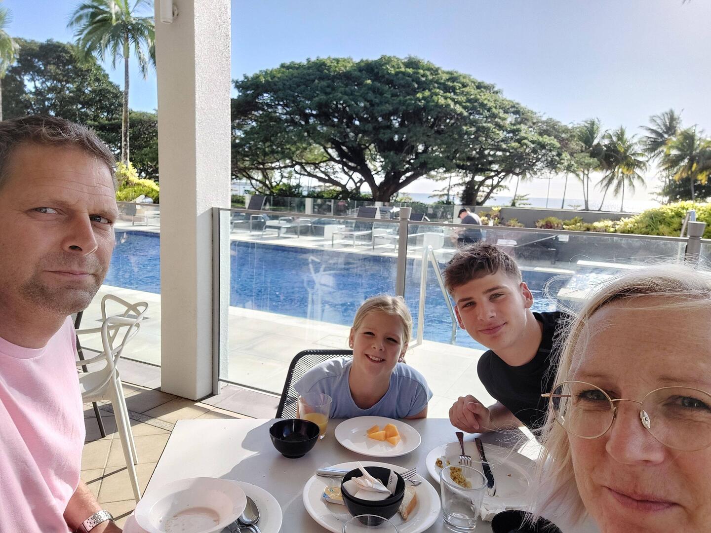 Frühstück am Pool
