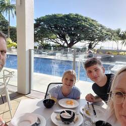 Frühstück am Pool