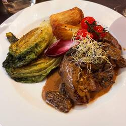 Poire de boeuf Limousine sauce morilles, sucrine braisée, pont neuf de pommes de terre