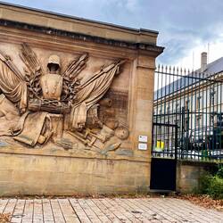 Kaserne mit Hubschrauber im Hof, mitten in Metz