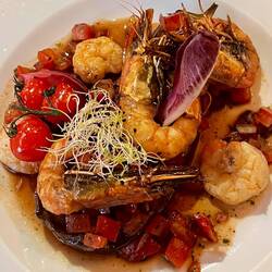 Gambas rôties, sauce vierge, aubergines confites, tartare de tomates