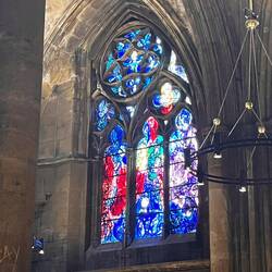 Eines der Chagall Fenster in der Metzer Kathedrale