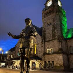 Nächtlicher Charles de Gaulle vor dem Bahnhof Metz