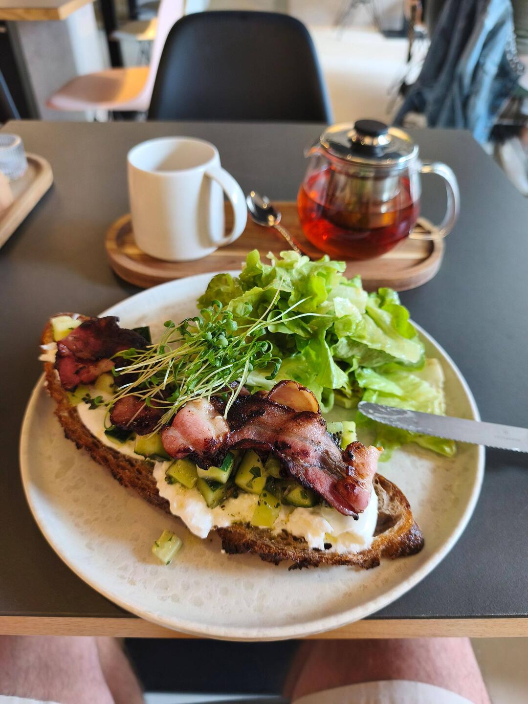 Stulle mit Burrata und Gurke, Kiwi, Minze Relish