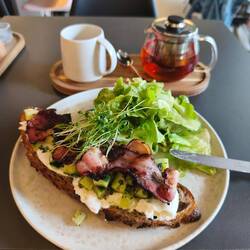 Stulle mit Burrata und Gurke, Kiwi, Minze Relish