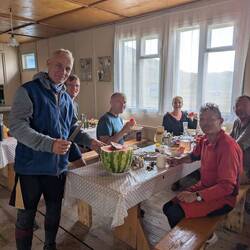 Sergej teilt mit uns die Wassermelone, Evgeny den Cognac und Michi den Marillenschnaps 😜