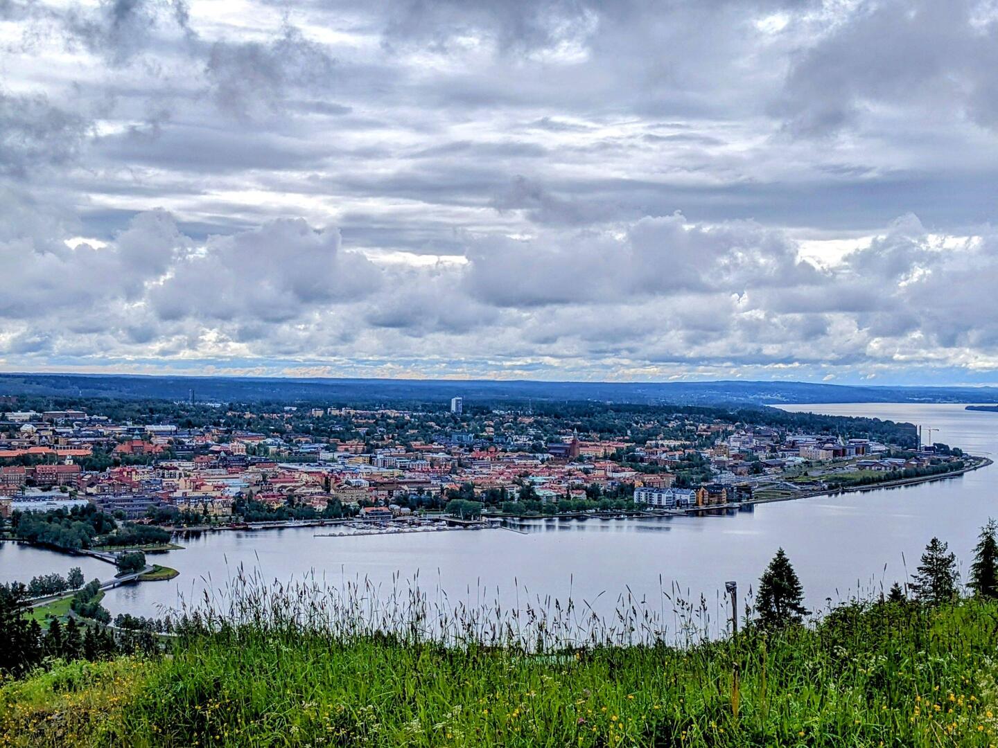 Zwischenstopp auf dem Weg an die Ostküste: Östersund und Blick darauf 🏙️