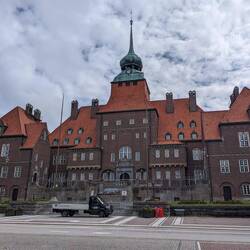 Imposantes Rathaus mit eigenem Uhrenturm🏨