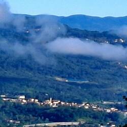 De wereld ontwaakt terwijl wij weer hoogte zoeken.